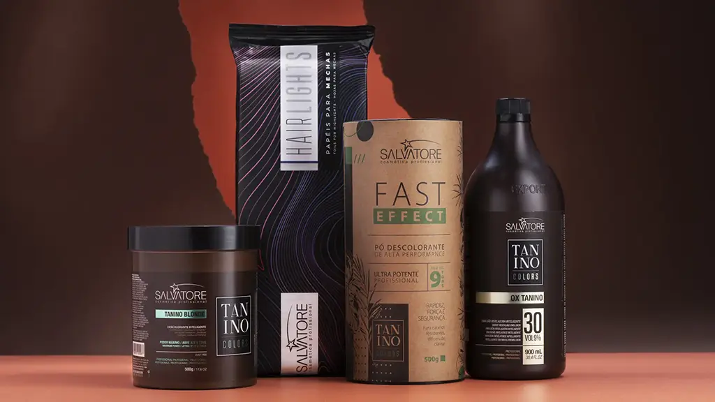 kit para desoloração composto pelos produtos : Papel para mechas hairlights; Pó Descolorante Fast Effect;; OX Tanino apoiados em uma base de laranja e com um fundo liso laranja com passagem de luz. Atrás dos produto há umacartolina rasgada a mão, criando uma fenda vertical